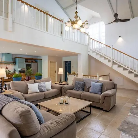 Luxury Lovely Decorated Seaside With Private Pool *